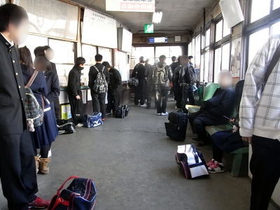 十鉄三沢駅構内は十和田市方面へ向かう高校生で混雑していましたが、この光景もまもなく見納めになります。