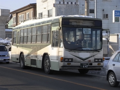 647号車のキュービックが十和田市方面からやってきました。岩手県交通から来た中古車です。社紋だけ消してありました。