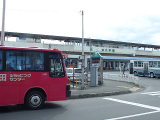 下田行きバス停から本八戸駅方向を見た感じはこのとおり。
