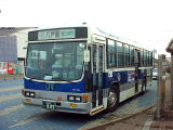 種市駅前で停車中の八戸駅行きバス。