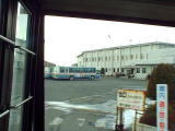 八戸市営バスの旭ヶ丘営業所の敷地内へ進入します。