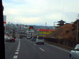 八戸市街が見渡せる下り坂を通過中。